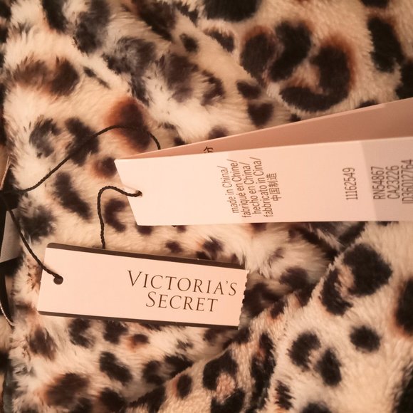 NWT Victoria's Secret Plush Cozy Robe, Shawl Collar, Tie Waist, Pockets - Picture 8 of 16